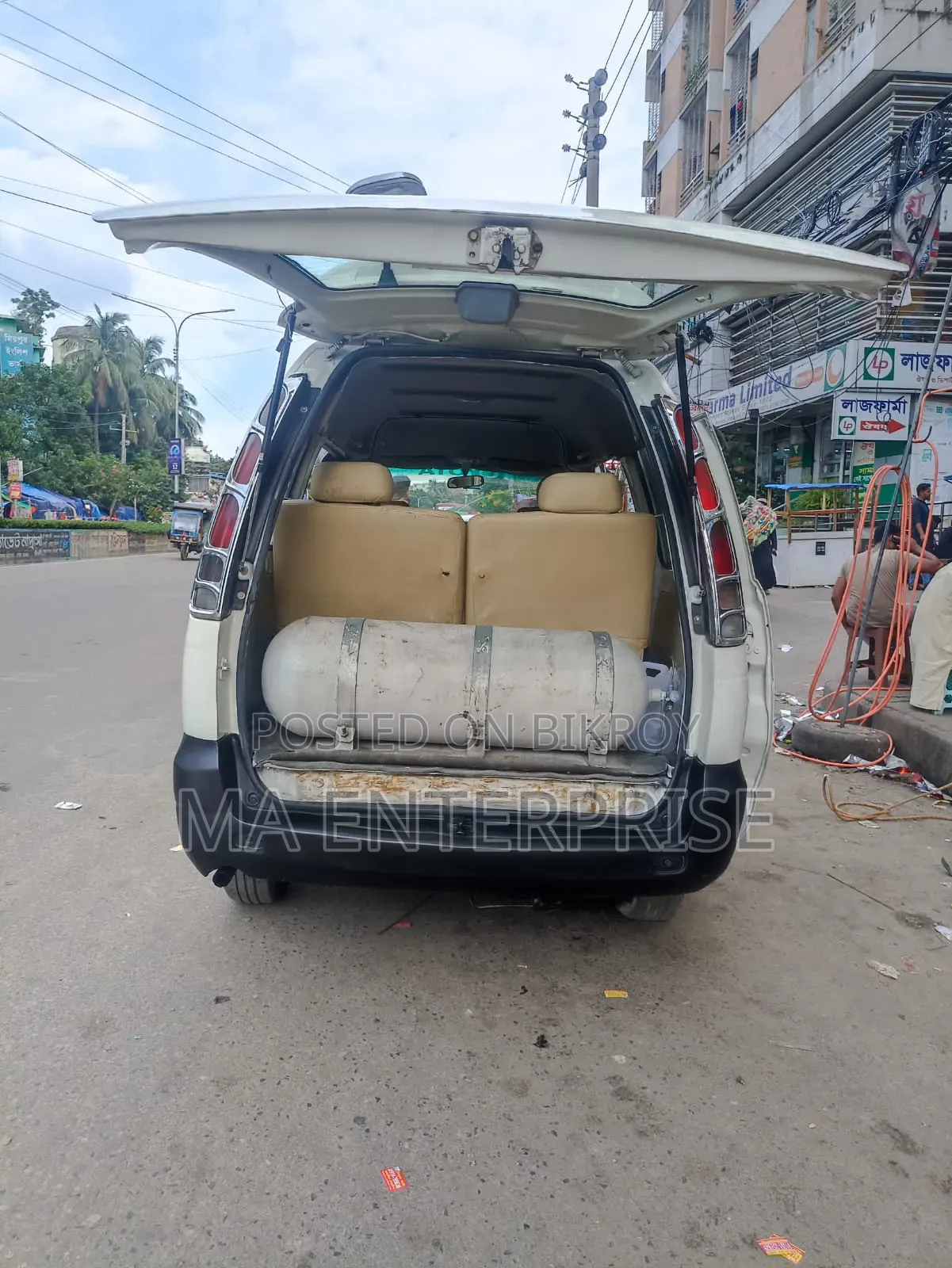 টয়োটা নোয়া ২০০৩ সাদা