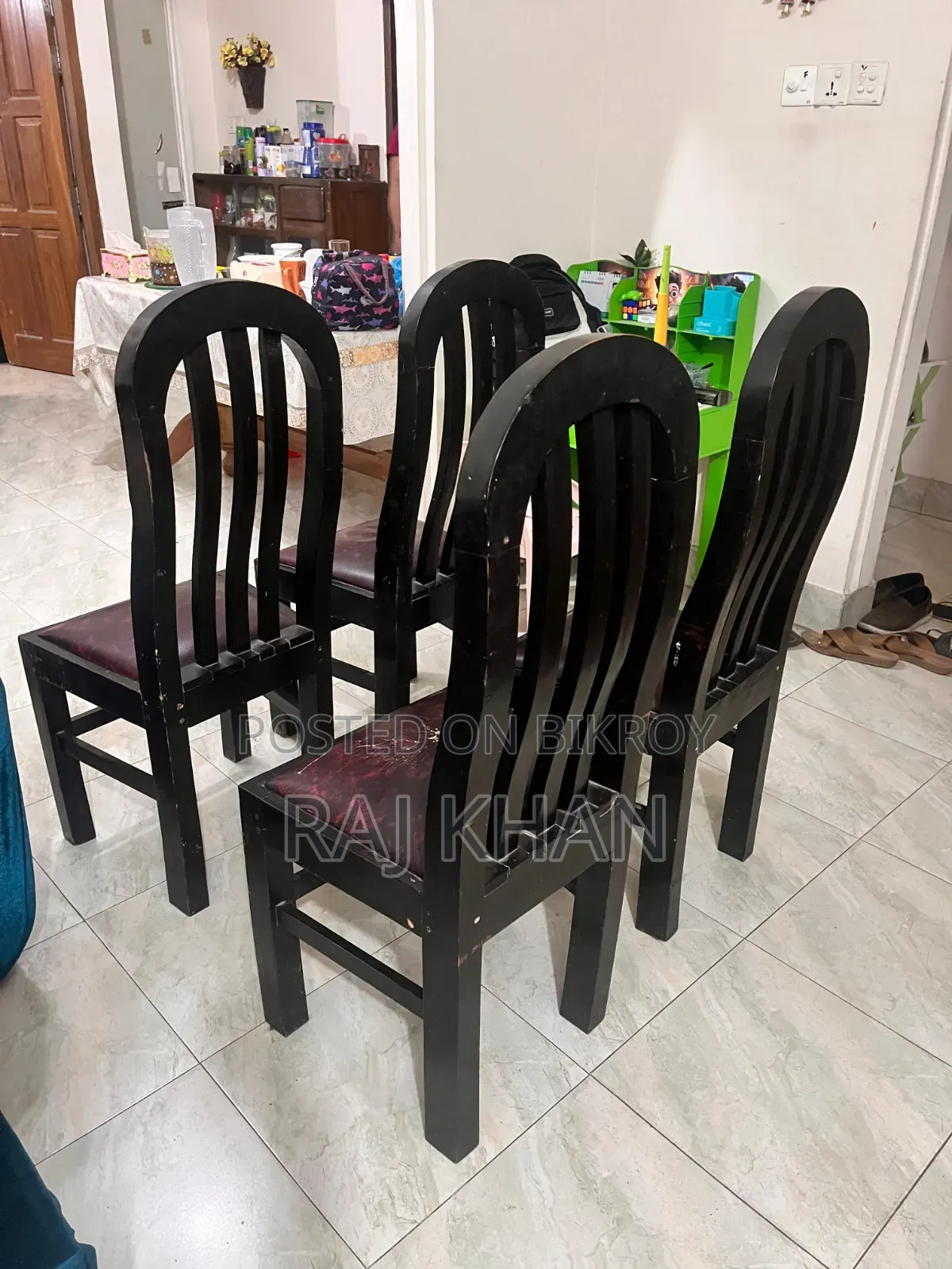 ডাইনিং টেবিলের ছয়টি (০৬) মজবুত কাঠের চেয়ার বিক্রি হবে