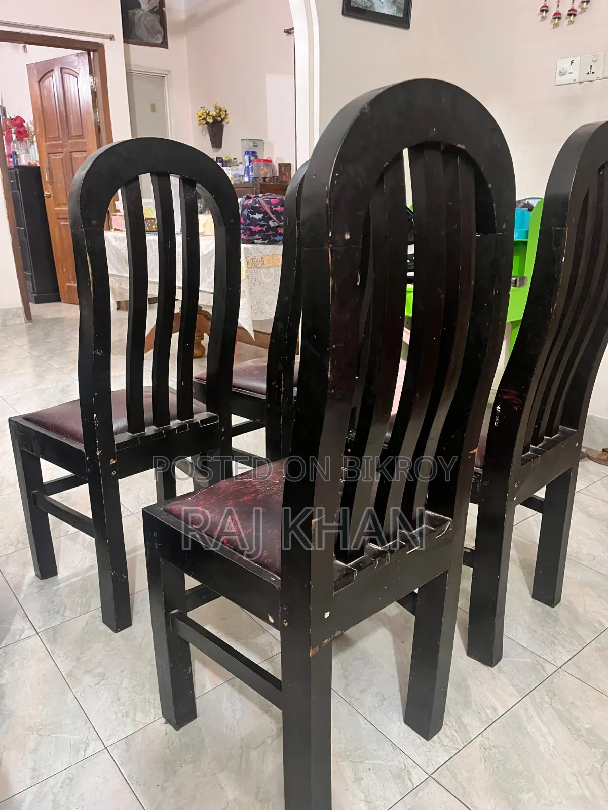 ডাইনিং টেবিলের ছয়টি (০৬) মজবুত কাঠের চেয়ার বিক্রি হবে