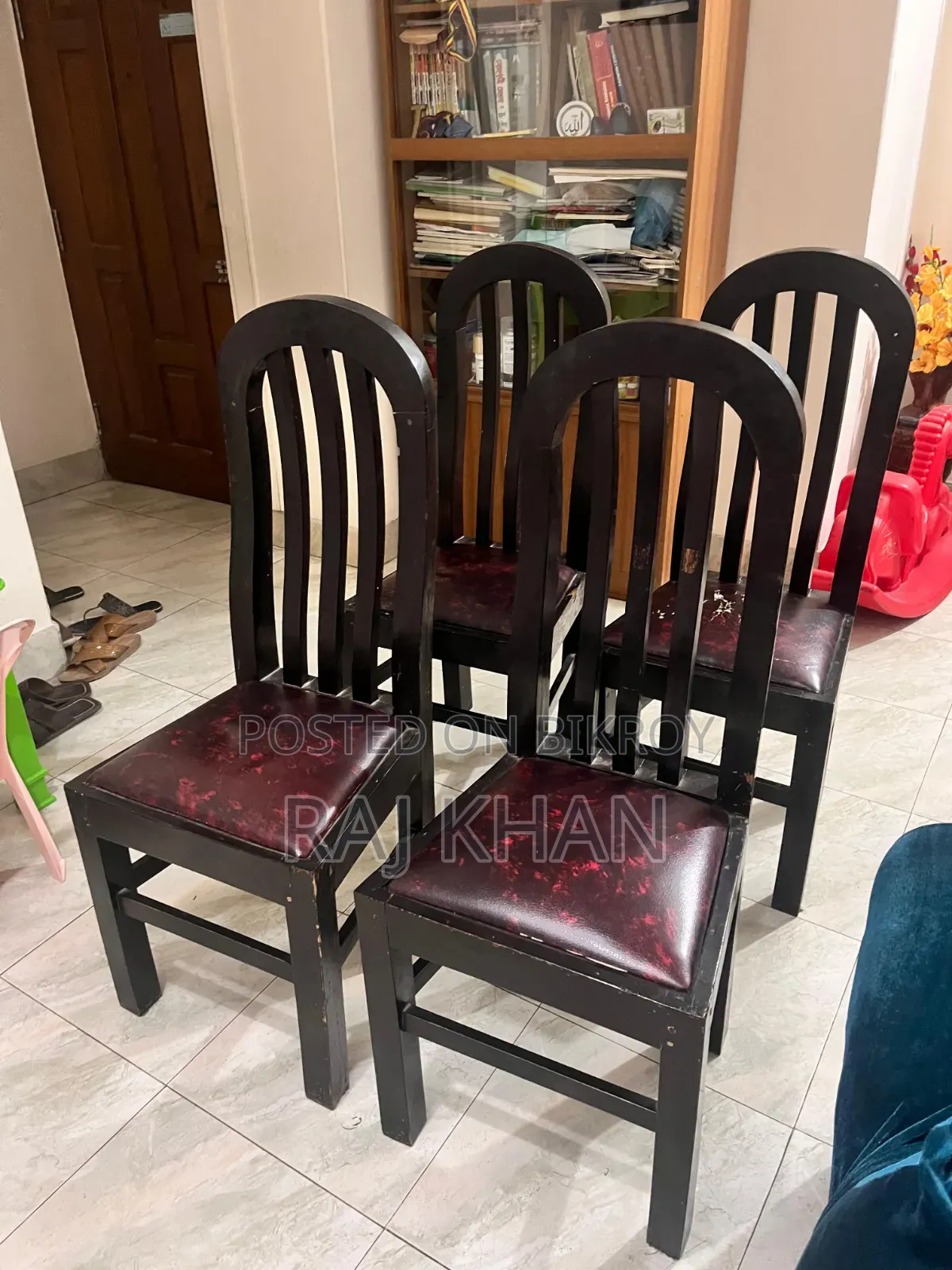 ডাইনিং টেবিলের ছয়টি (০৬) মজবুত কাঠের চেয়ার বিক্রি হবে