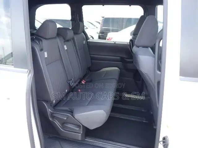 Toyota Voxy 2022 Pearl