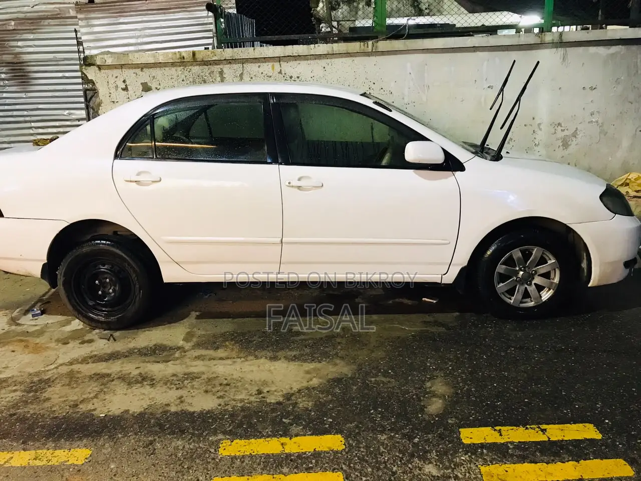 টয়োটা করোল্লা ২০০৪ সাদা