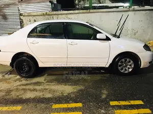 টয়োটা করোল্লা ২০০৪ সাদা