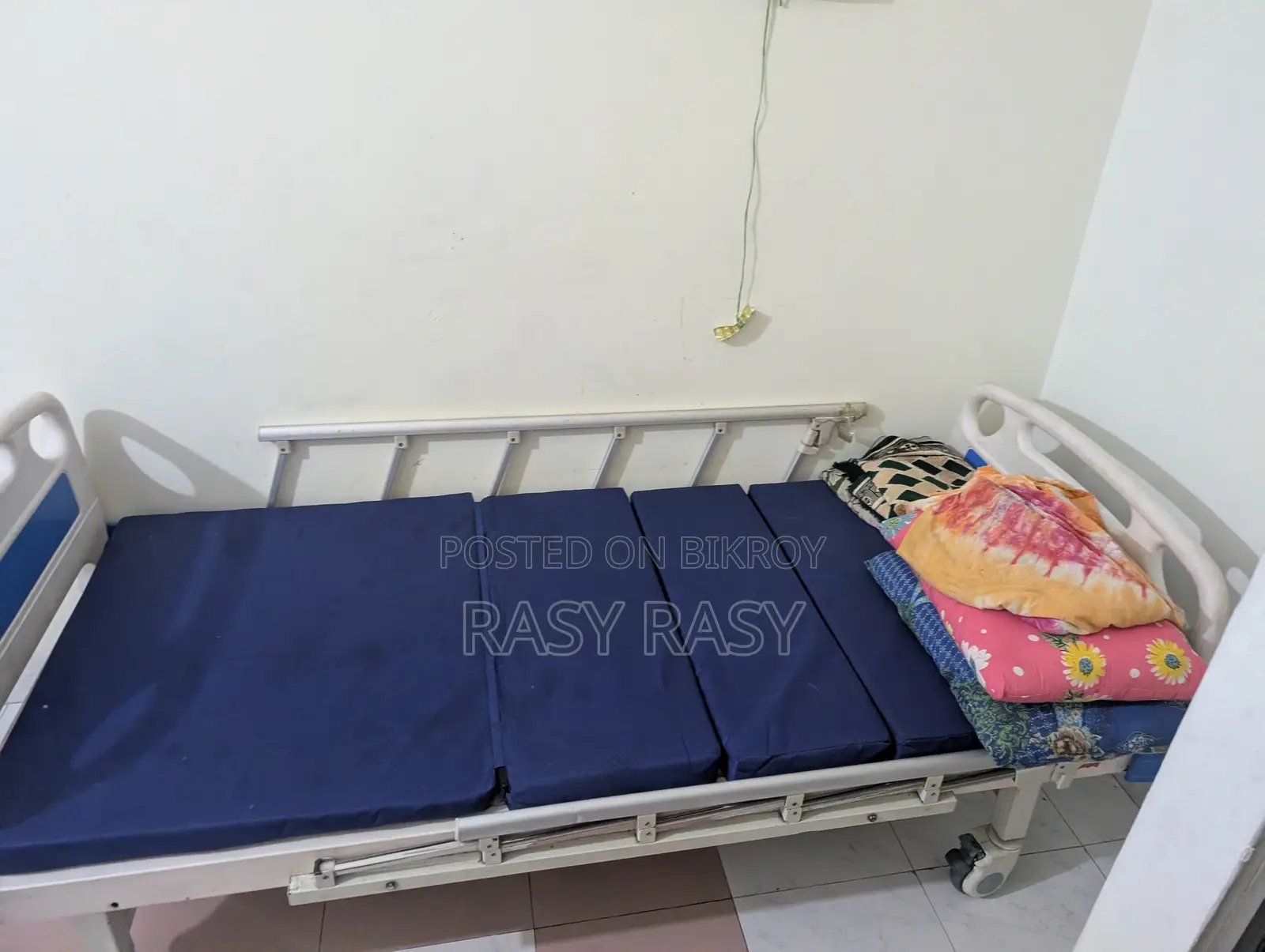 হাসপাতাল রোগীর বিছানা – চাকা এবং সাইড রেল সহ সামঞ্জস্যযোগ্য
