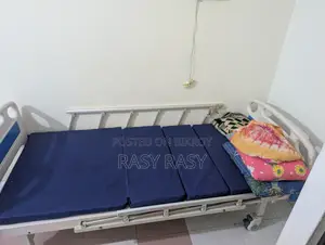 হাসপাতাল রোগীর বিছানা – চাকা এবং সাইড রেল সহ সামঞ্জস্যযোগ্য