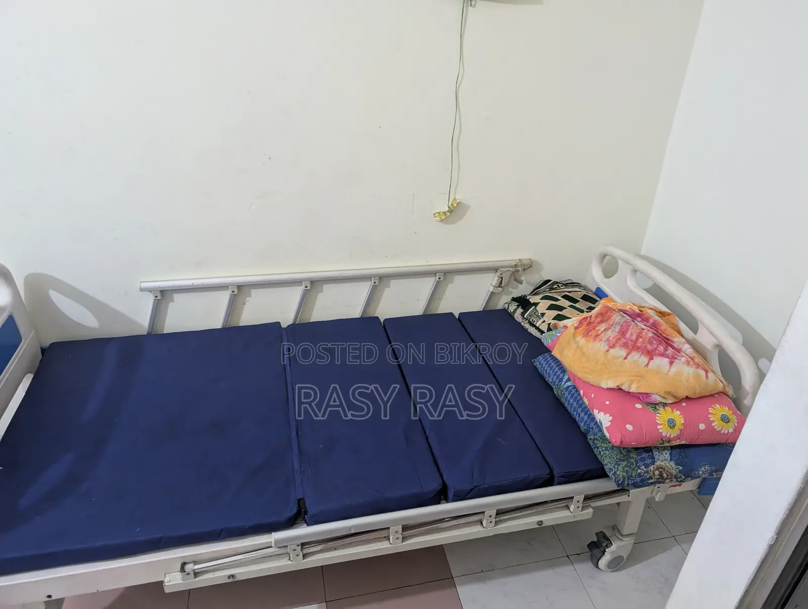 হাসপাতাল রোগীর বিছানা – চাকা এবং সাইড রেল সহ সামঞ্জস্যযোগ্য