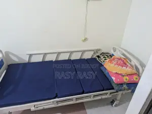 হাসপাতাল রোগীর বিছানা – চাকা এবং সাইড রেল সহ সামঞ্জস্যযোগ্য