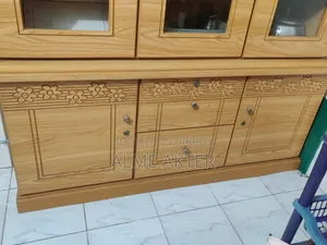 ৬/৭ ফিটের ওয়াল শোকেস বিক্রয় করা হবে।