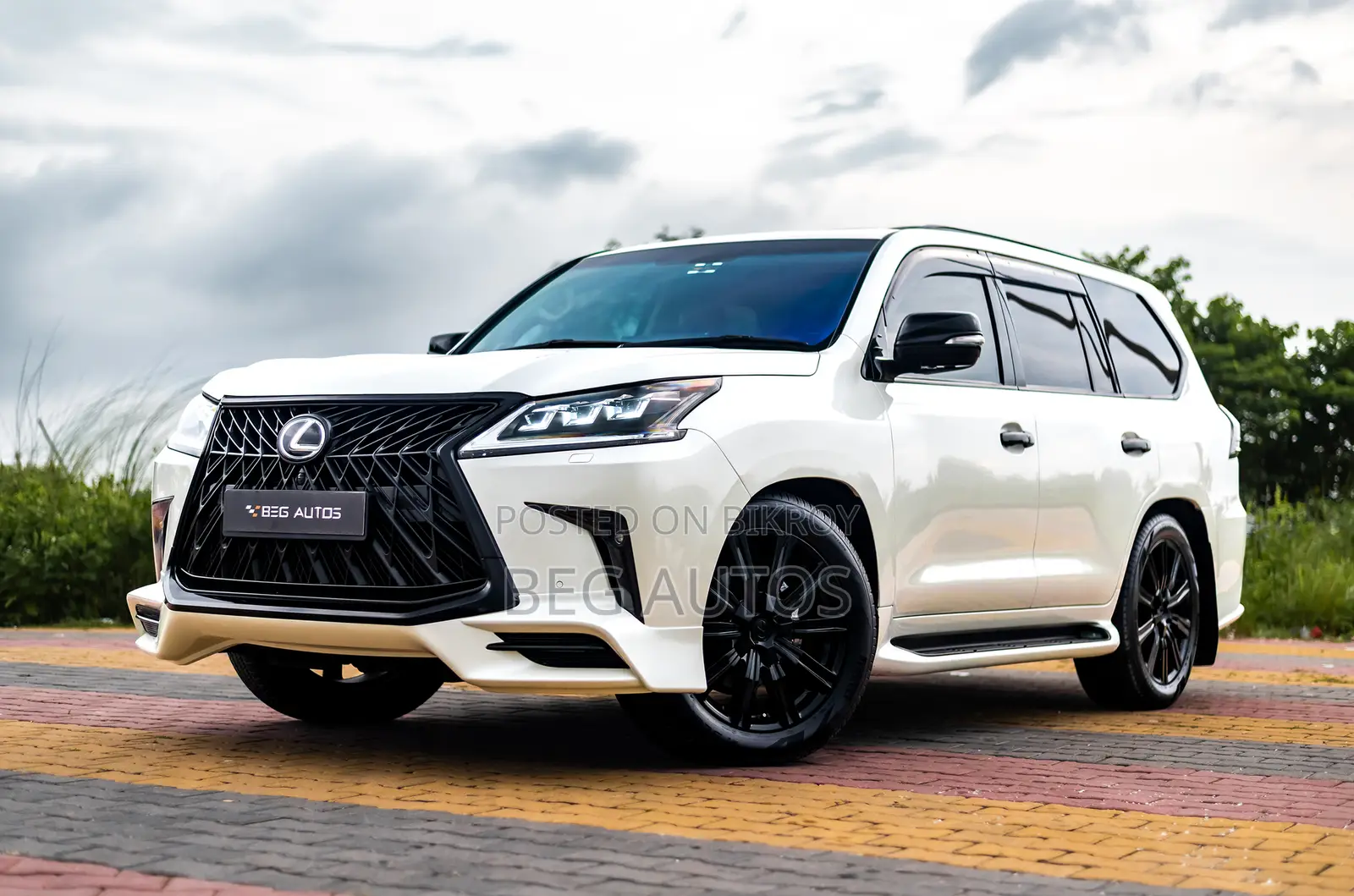 Lexus LX 570 AWD 2013 White