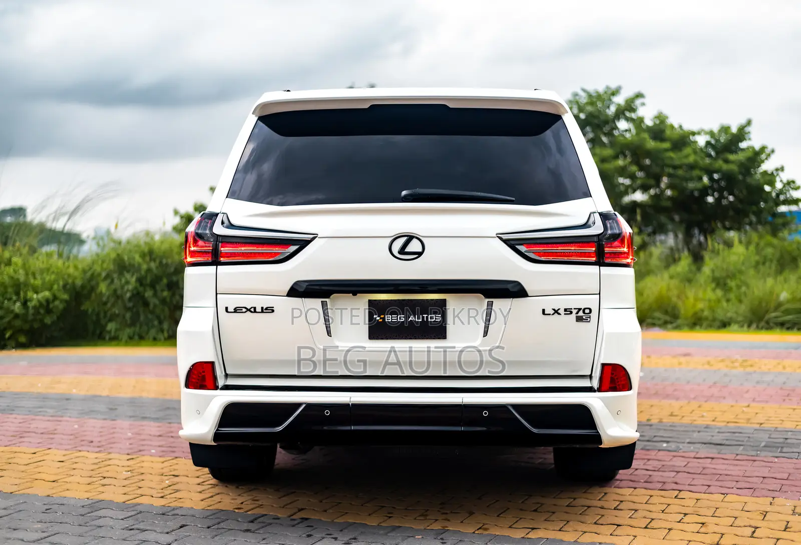 Lexus LX 570 AWD 2013 White