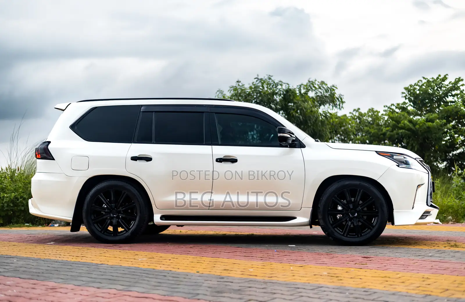 Lexus LX 570 AWD 2013 White