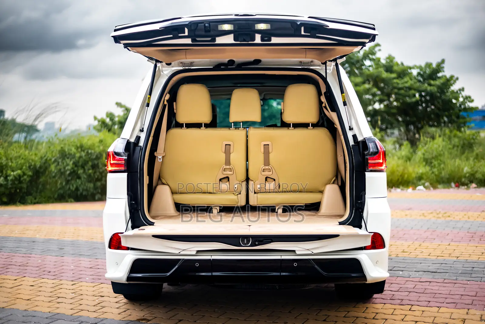 Lexus LX 570 AWD 2013 White