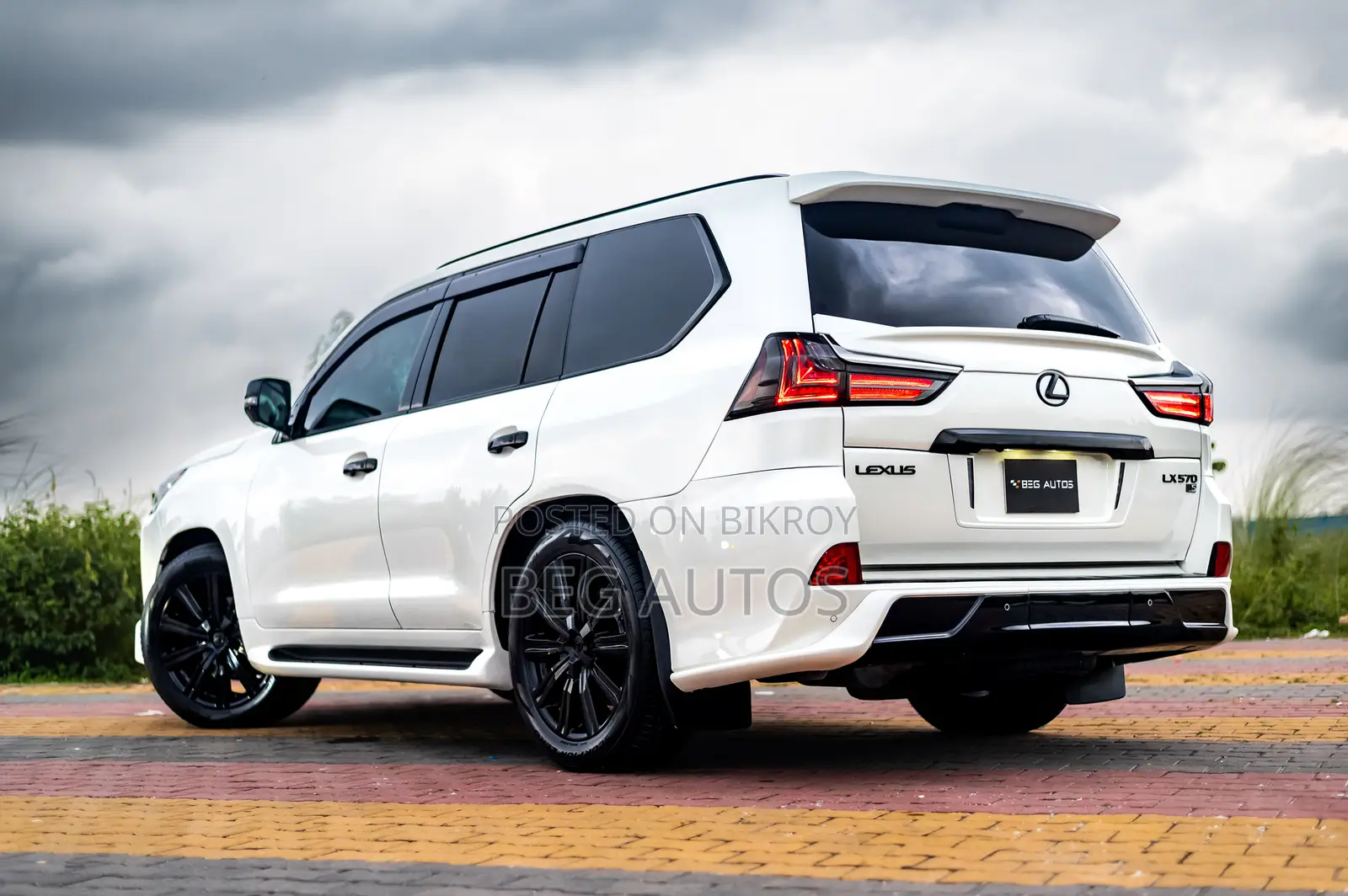Lexus LX 570 AWD 2013 White