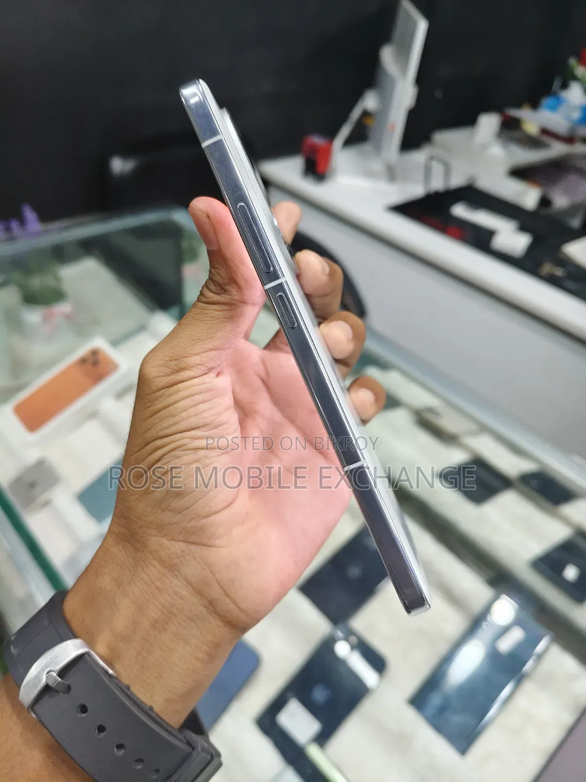 ভিভো আইকিউওও ১৩ ২৫৬ জিবি