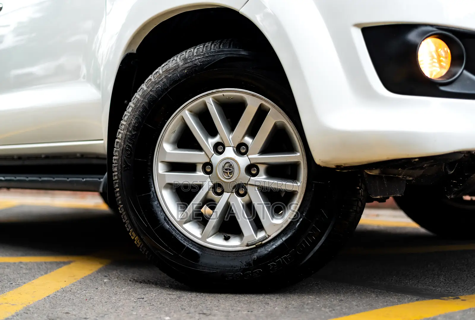 Toyota Fortuner 2.7 Four-Wheel Drive 2011 White