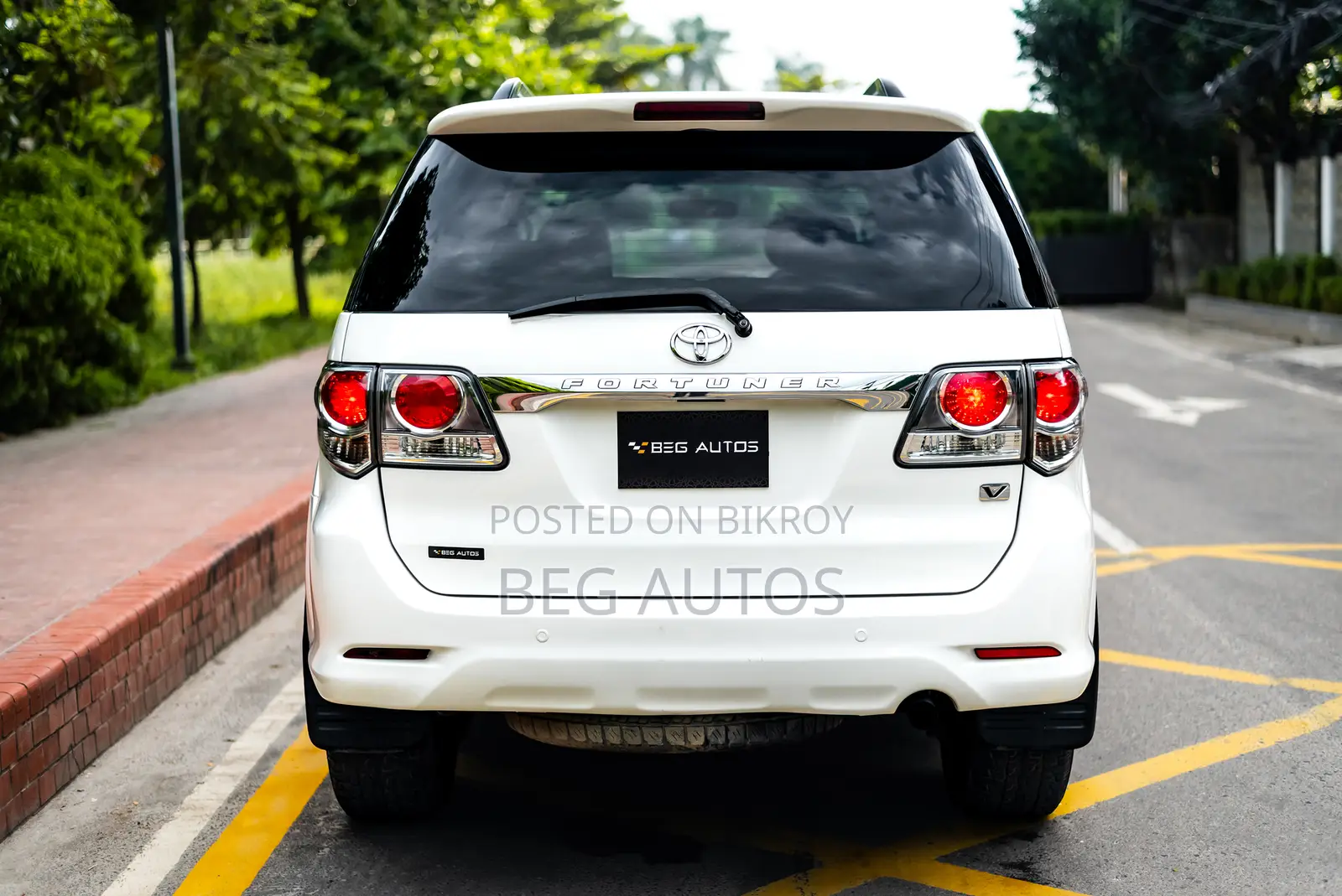 Toyota Fortuner 2.7 Four-Wheel Drive 2011 White