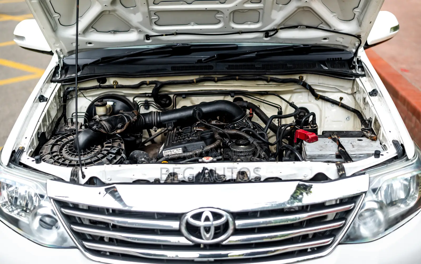 Toyota Fortuner 2.7 Four-Wheel Drive 2011 White