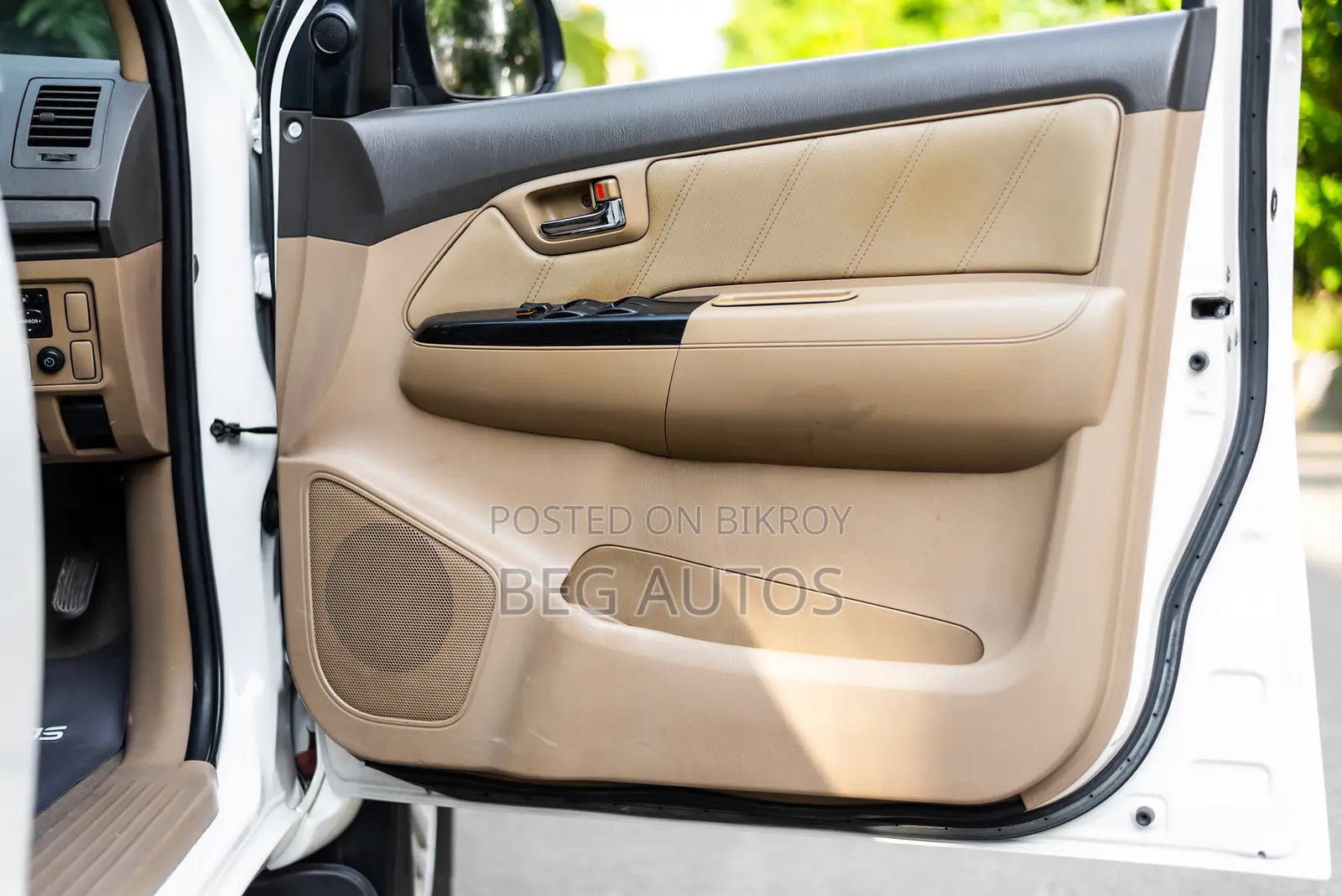 Toyota Fortuner 2.7 Four-Wheel Drive 2011 White