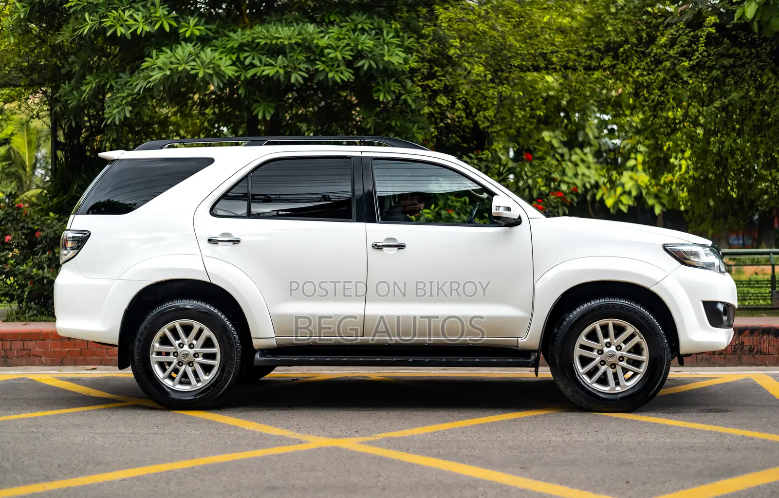 Toyota Fortuner 2.7 Four-Wheel Drive 2011 White