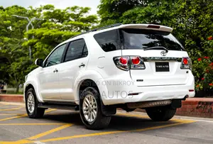 Toyota Fortuner 2.7 Four-Wheel Drive 2011 White