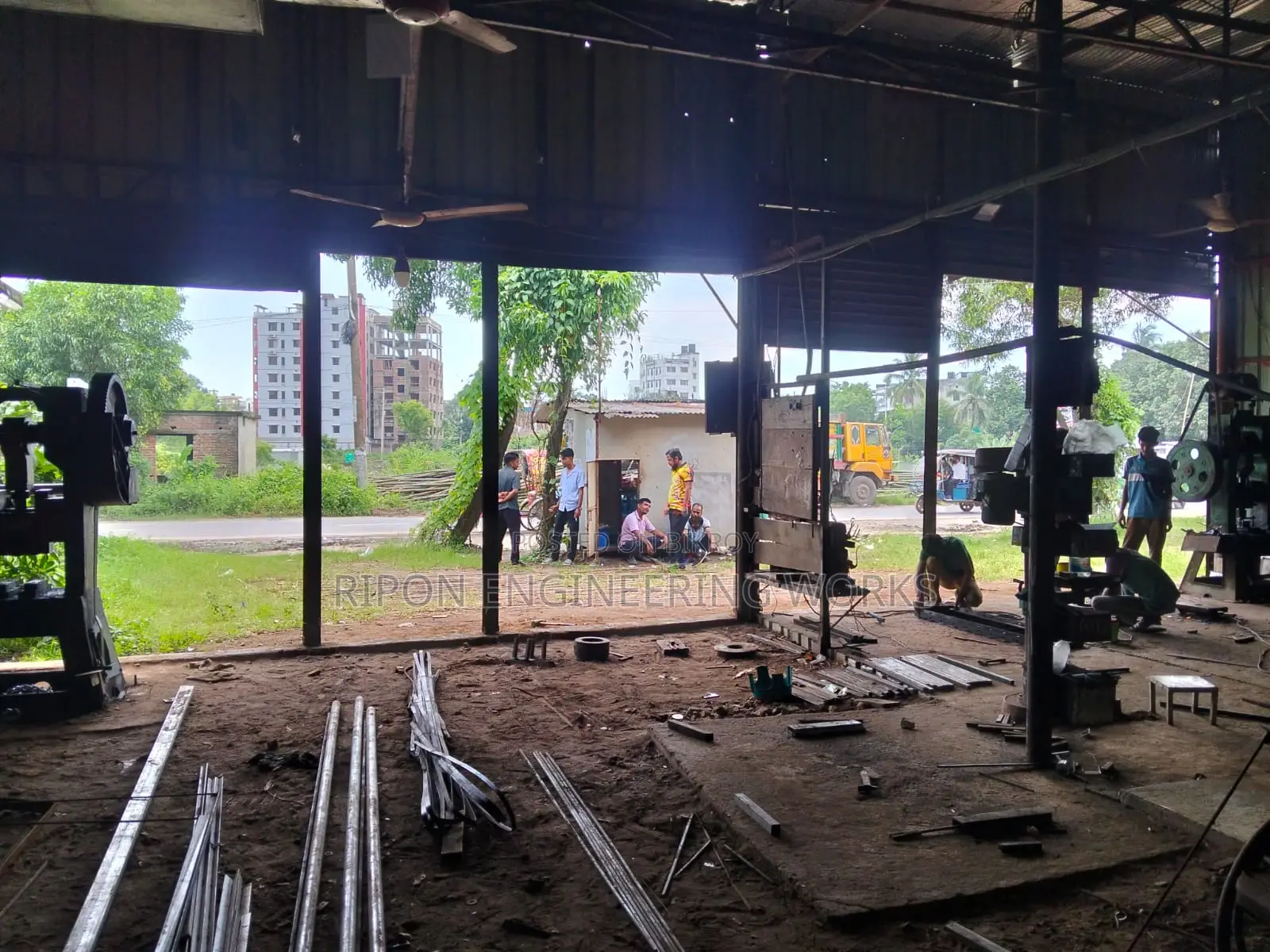 ভাড়া নিন ২০ ফুট উচ্চতা এবং ১০০ ফুট রাস্তার পাশে ২,০০০ বর্গফুটের একটি শোরুম!