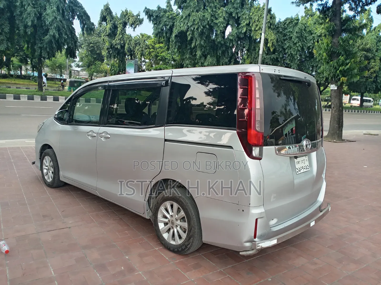 টয়োটা নোয়া ২.০ এডব্লিউডি (৮ সিটার) ২০১৪ সিলভার