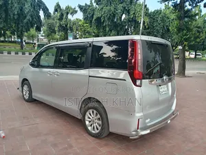 টয়োটা নোয়া ২.০ এডব্লিউডি (৮ সিটার) ২০১৪ সিলভার