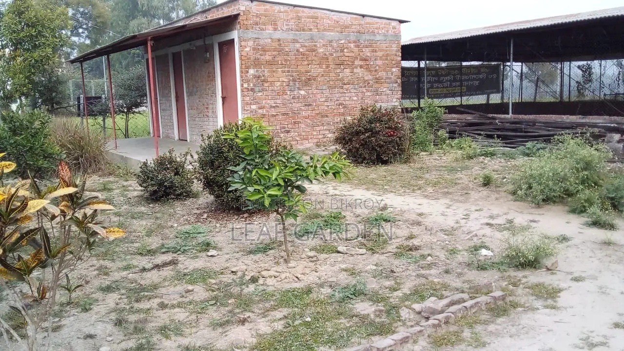 ফার্ম করার স্থাপনাসহ জমি ভাড়া