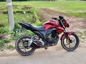 নতুন সুজুকি জিক্সার ২০২২ লাল
