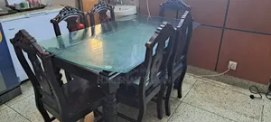 চারটি চেয়ার সহ একটি ডাইনিং টেবিল