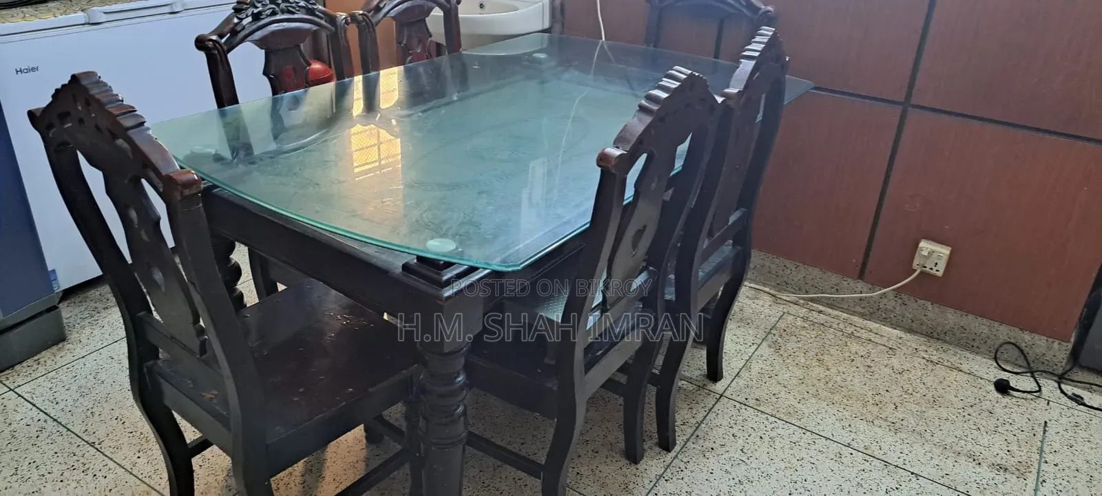 চারটি চেয়ার সহ একটি ডাইনিং টেবিল