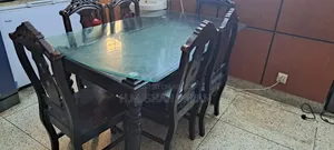 চারটি চেয়ার সহ একটি ডাইনিং টেবিল