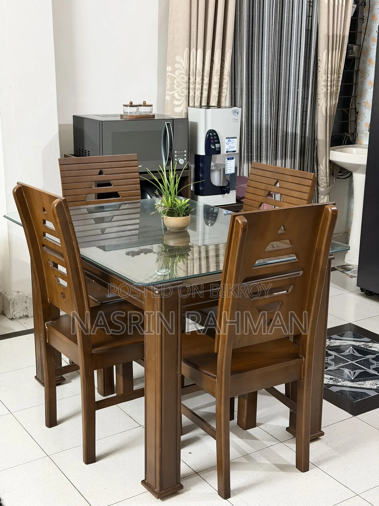 এলেগ্যান্ট ডাইনিং টেবিল