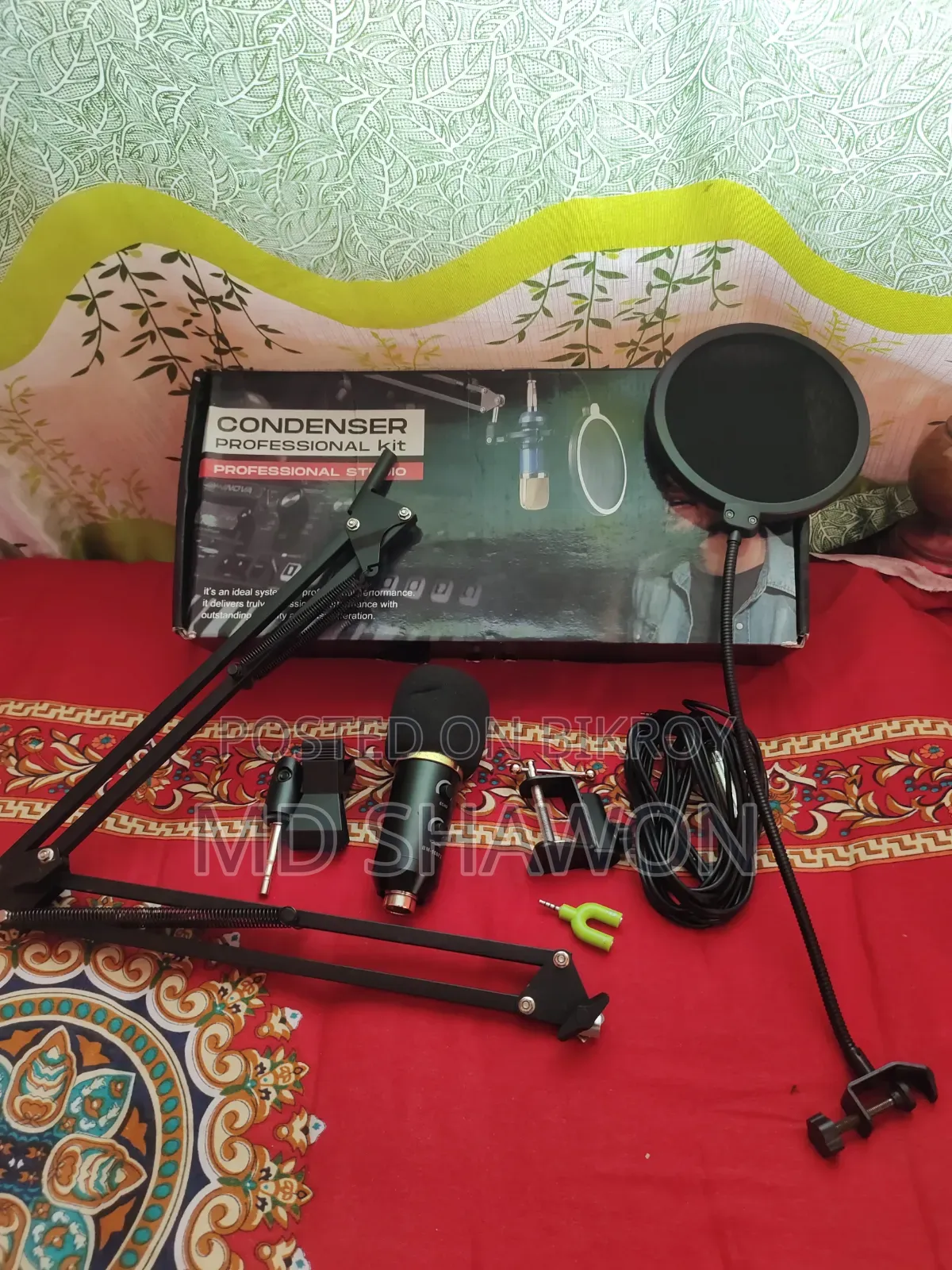 এটি একটি Pawnova ব্রেন্ডের প্রফেসনাল মাইক্রফোন কিট