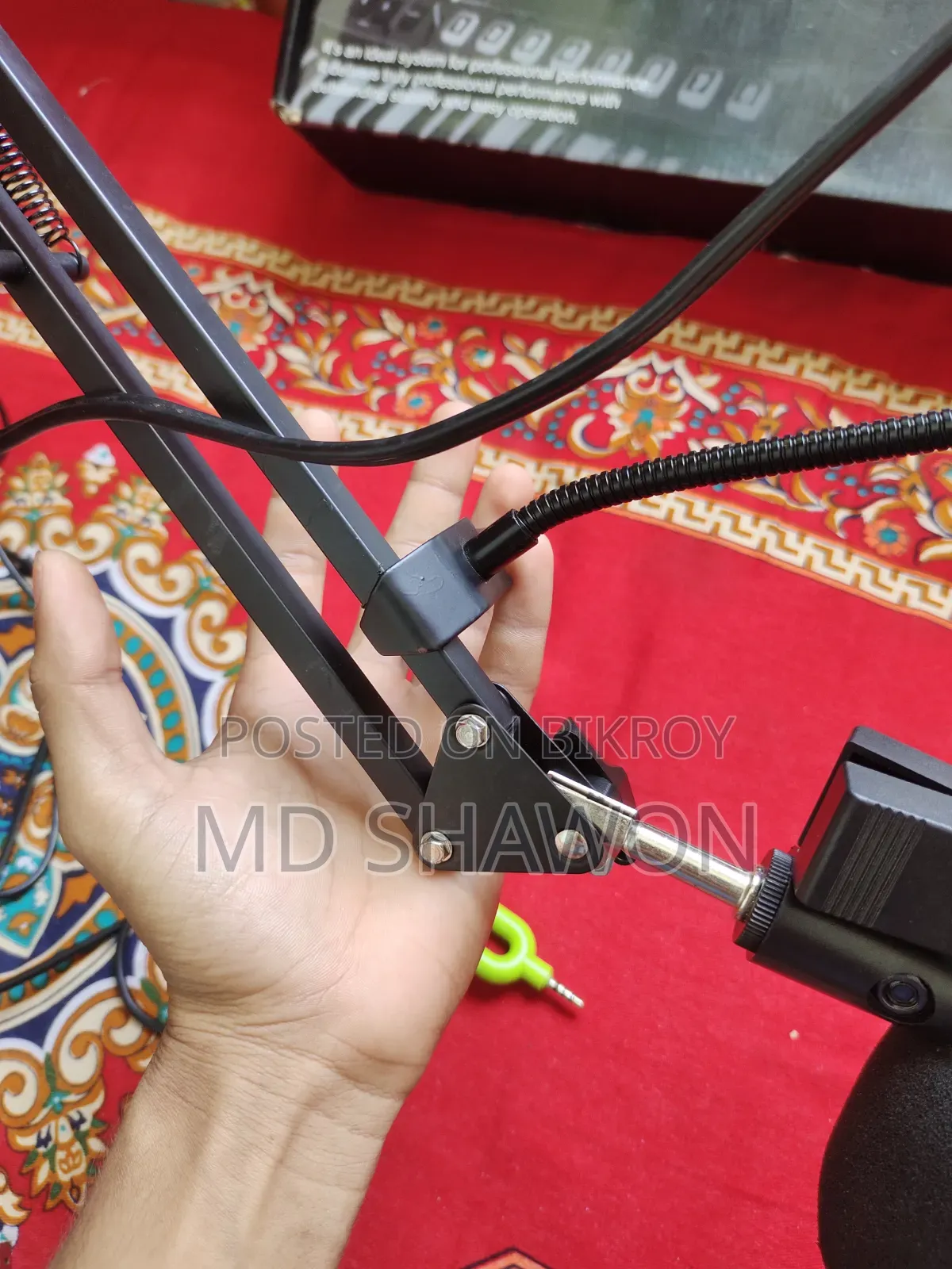 এটি একটি Pawnova ব্রেন্ডের প্রফেসনাল মাইক্রফোন কিট