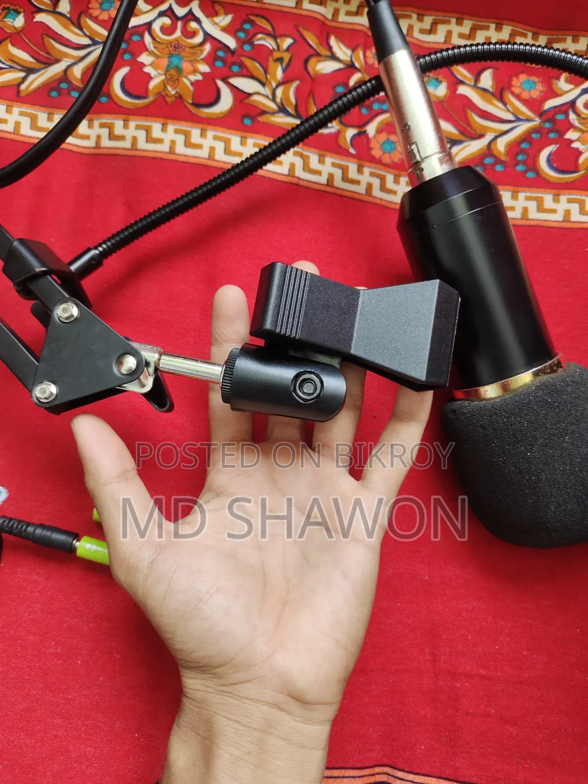 এটি একটি Pawnova ব্রেন্ডের প্রফেসনাল মাইক্রফোন কিট