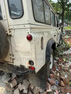 ল্যান্ড রোভার ডিফেন্ডার ১৯৯৬ সাদা