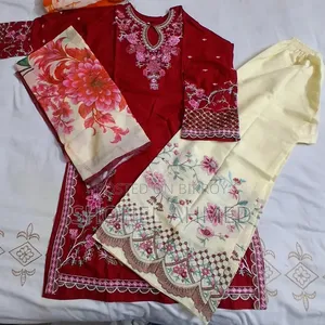 সুন্দর ৩-পিস ফ্লোরাল এমব্রয়ডারি করা জর্জেট/সুতি স্যুট সেট (XL)