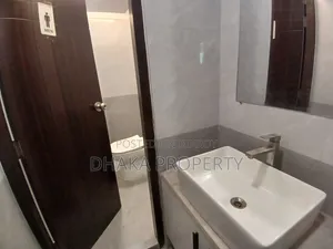 গুলশান এভিনিউতে ৪০০০ বর্গফুটের আকর্ষণীয় সাজানো গোছানো অফিস ভাড়া