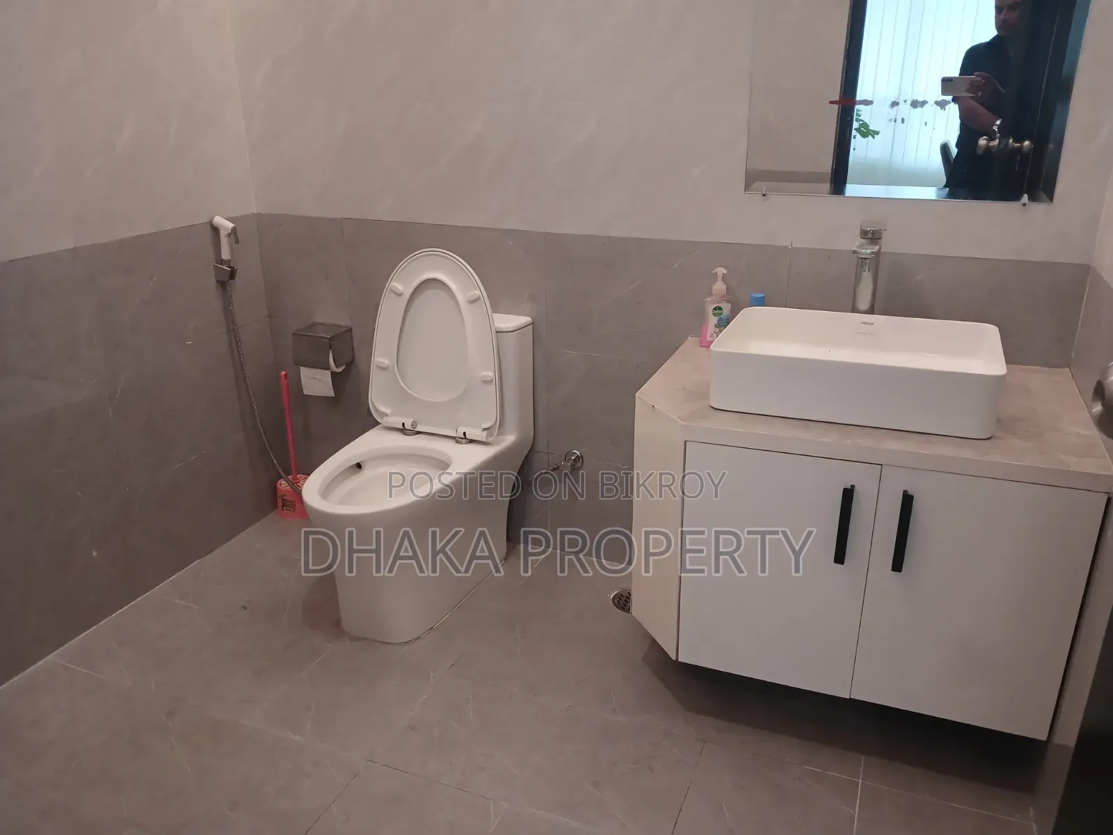 গুলশান এভিনিউতে ৪০০০ বর্গফুটের আকর্ষণীয় সাজানো গোছানো অফিস ভাড়া