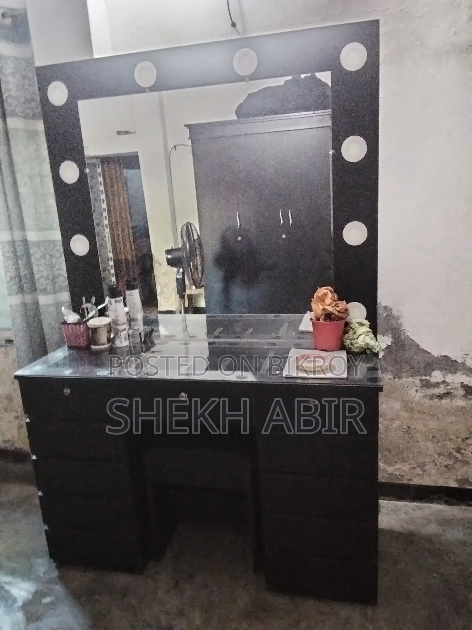 নতুন ড্রেসিং টেবিল