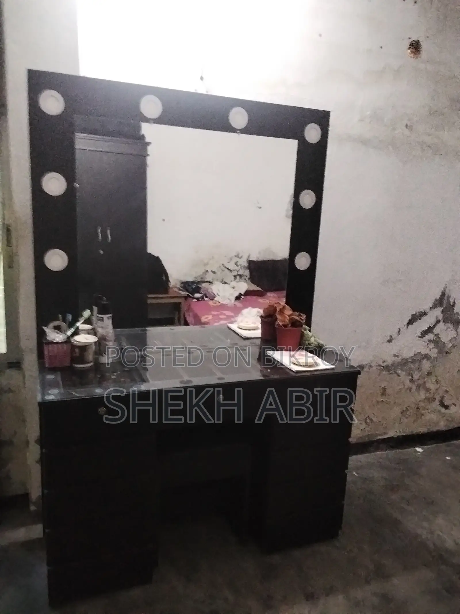 নতুন ড্রেসিং টেবিল