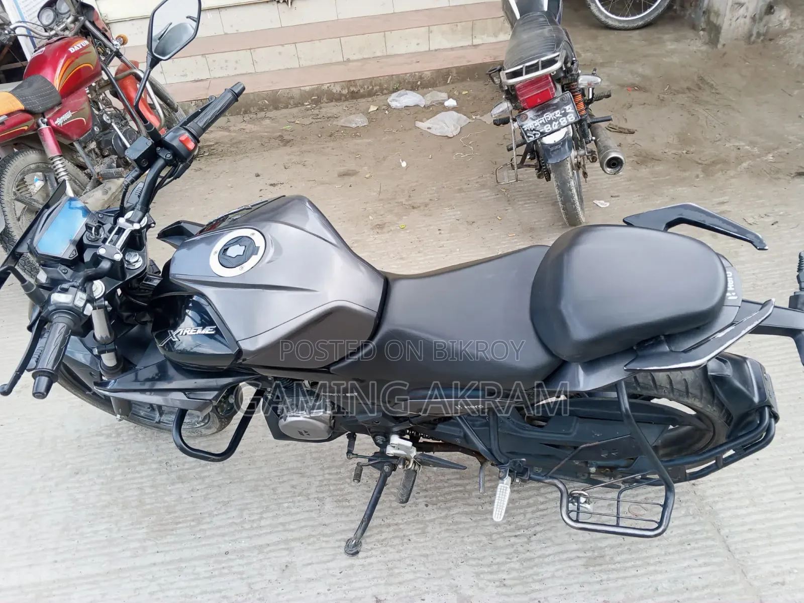 হিরো এক্সট্রিম ১২৫আর ২০২৫ কালো