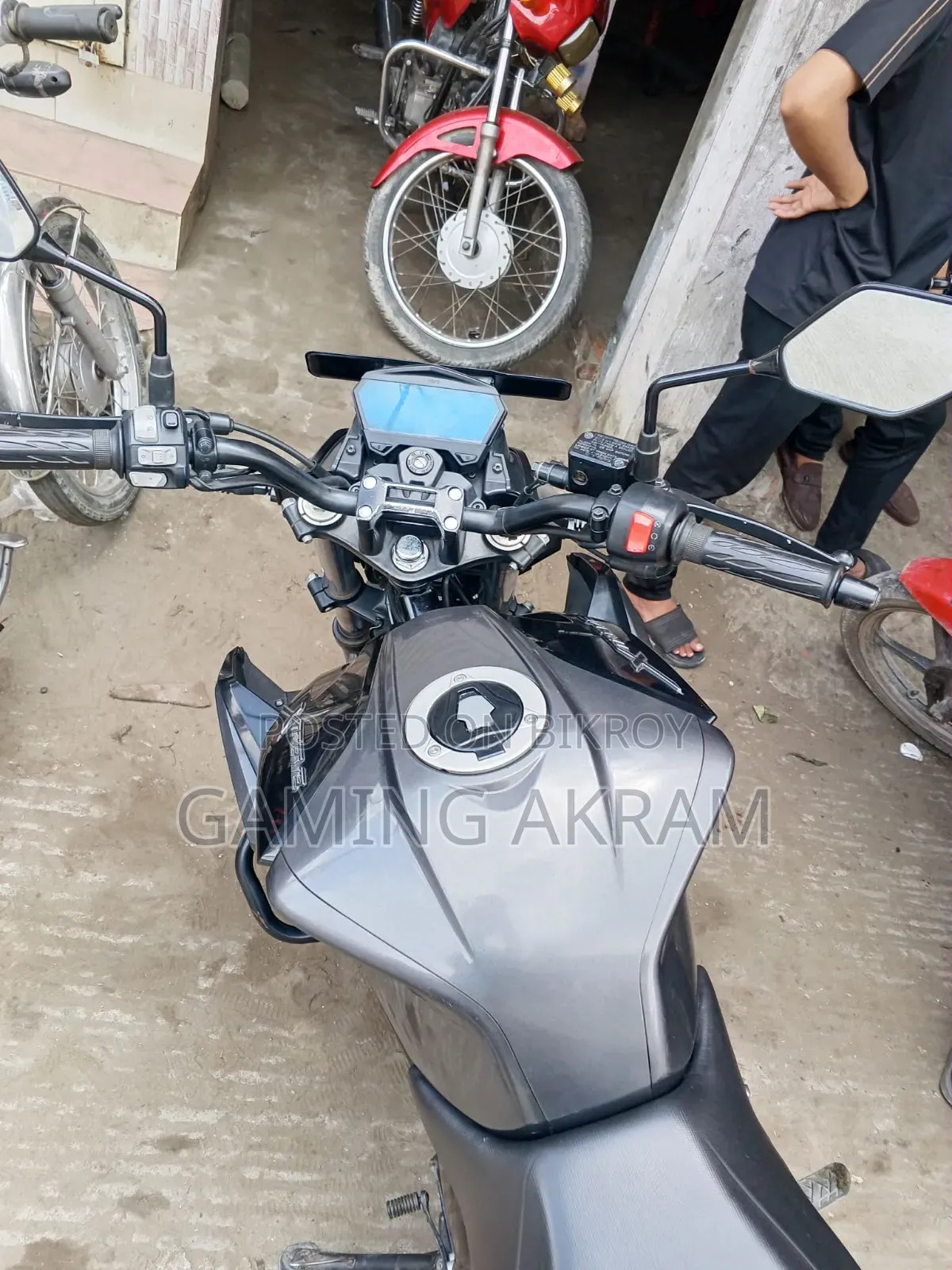 হিরো এক্সট্রিম ১২৫আর ২০২৫ কালো