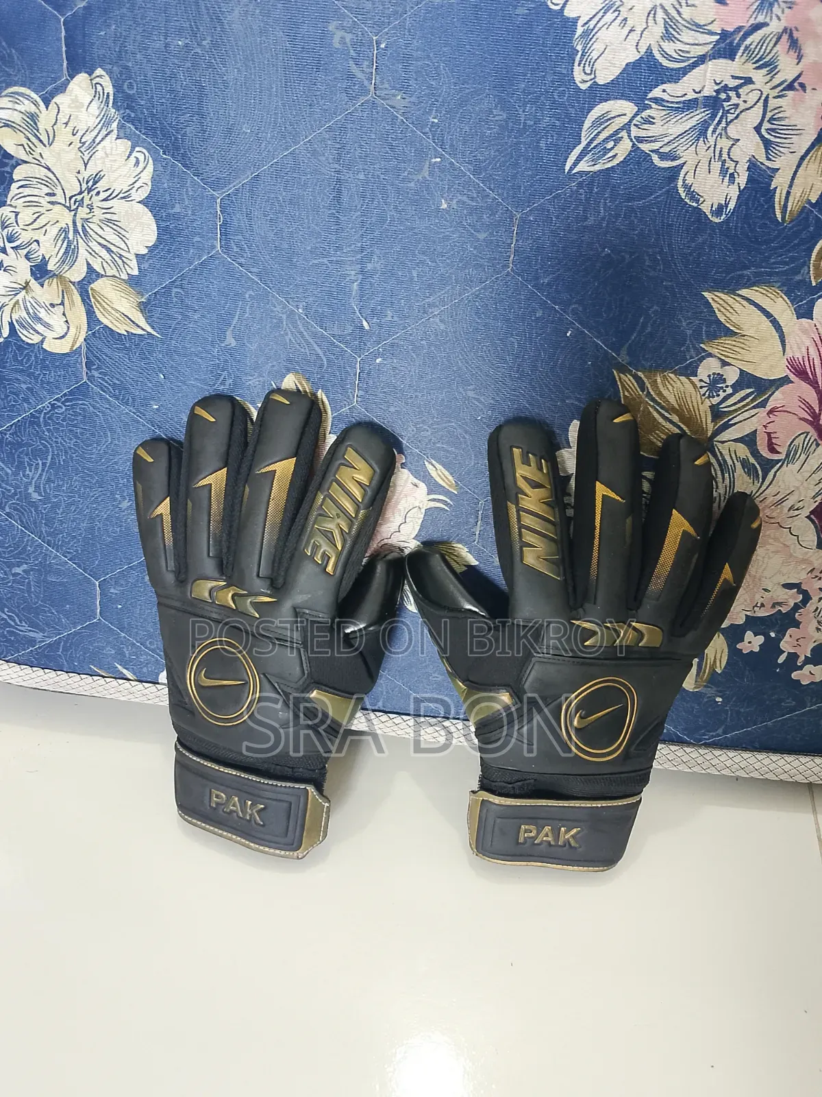 Emergency Sale: Nike brand goalkeeper gloves (with bag) for sale.