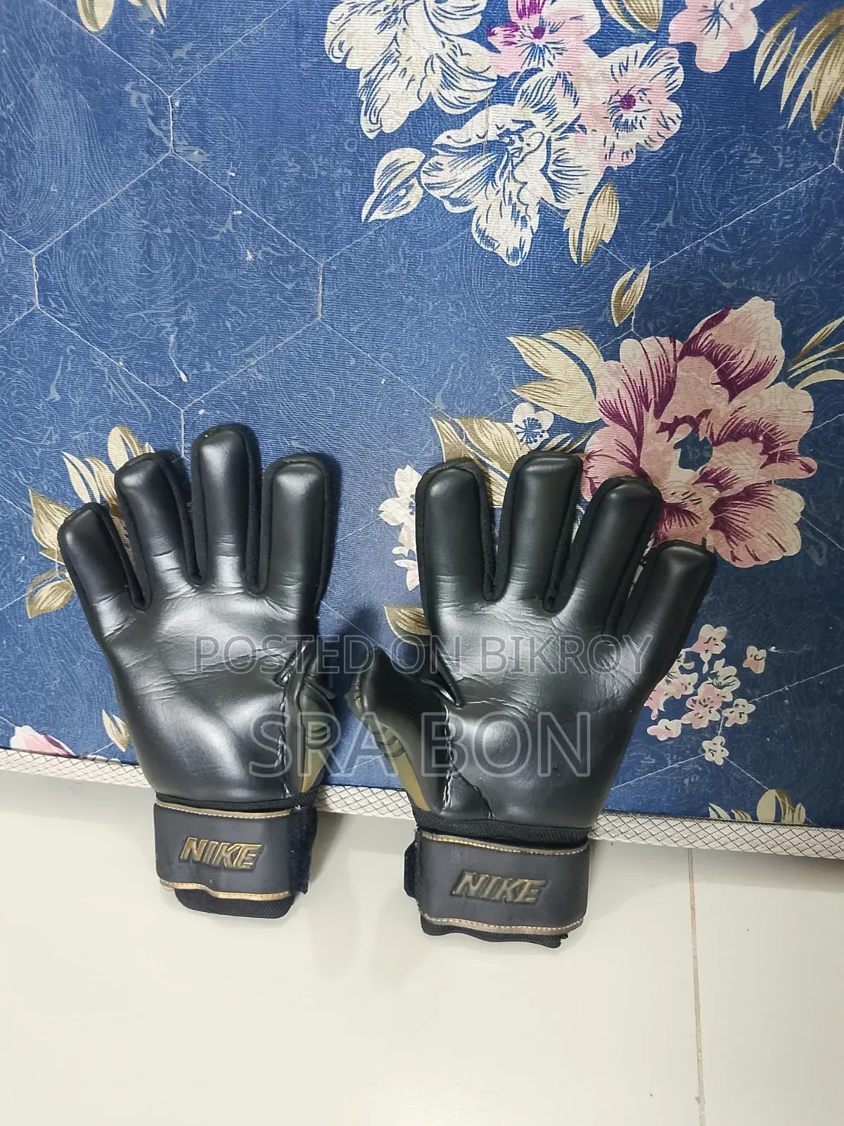 Emergency Sale: Nike brand goalkeeper gloves (with bag) for sale.