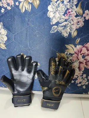 Emergency Sale: Nike brand goalkeeper gloves (with bag) for sale.