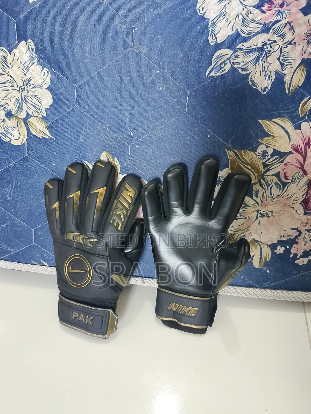 Emergency Sale: Nike brand goalkeeper gloves (with bag) for sale.