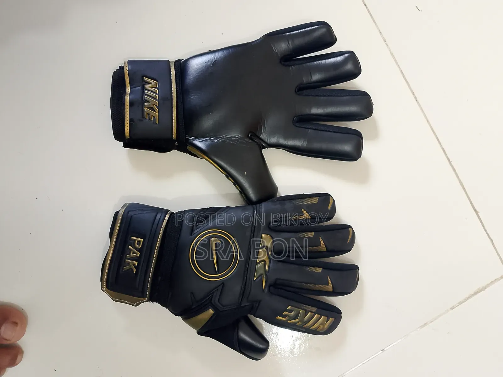 Emergency Sale: Nike brand goalkeeper gloves (with bag) for sale.