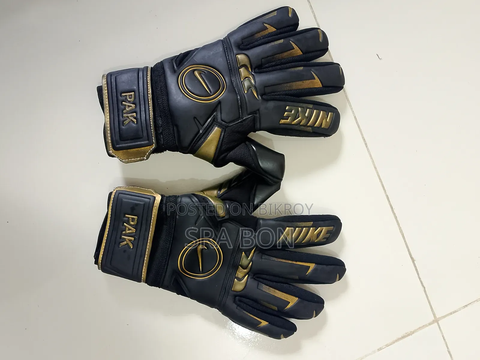 Emergency Sale: Nike brand goalkeeper gloves (with bag) for sale.